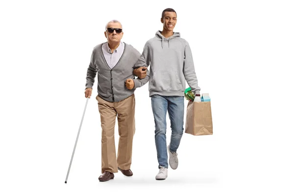 Młody Afroamerykanin Torbami Zakupy Spacerujący Starszym Niewidomym Odizolowanym Białym Tle — Zdjęcie stockowe