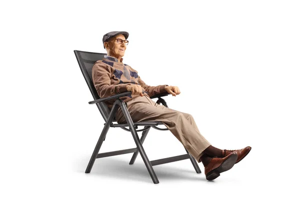 Homem Sênior Descansando Uma Cadeira Dobrável Isolada Fundo Branco — Fotografia de Stock