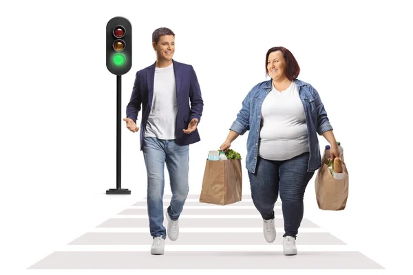 Mulher Caucasiana Andando Com Sacos Supermercado Uma Passarela Pedestres Conversando — Fotografia de Stock