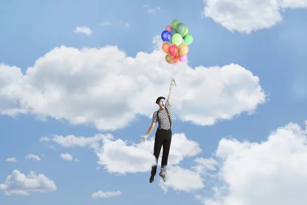 Pandomimci Uçuyor Mavi Gökyüzünde Bir Sürü Balon Tutuyor — Stok fotoğraf