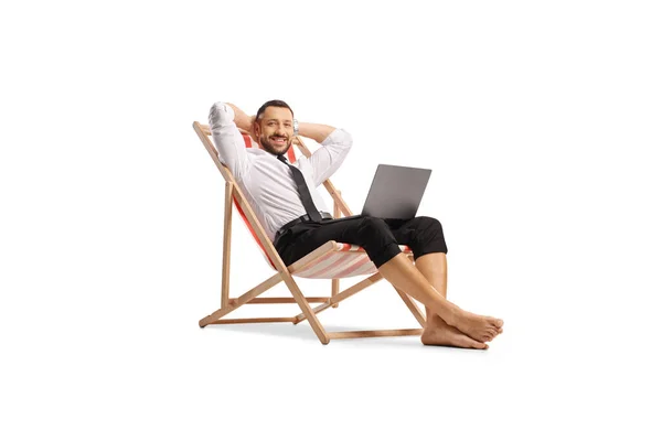 Ontspannen Zakenman Een Strandstoel Met Een Laptop Computer Geïsoleerd Witte — Stockfoto