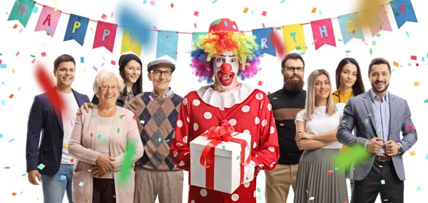 Clown Con Regalo Una Festa Compleanno Con Riuniti Dietro Isolato — Foto Stock