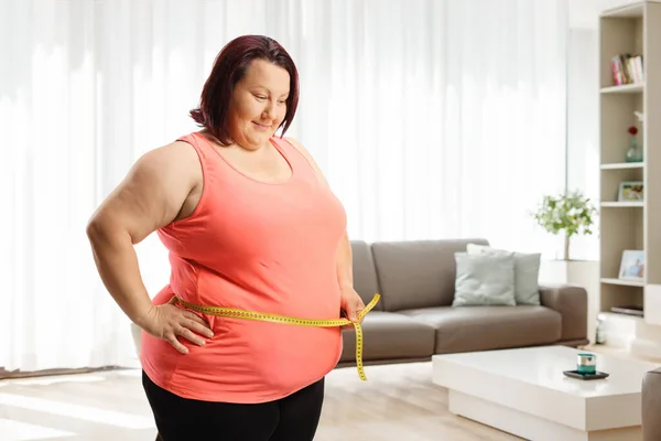 Mujer Con Sobrepeso Midiendo Cintura Casa Una Sala Estar — Foto de Stock