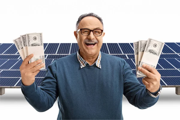 Opgewonden Volwassen Man Houdt Ons Dollars Voorkant Van Een Fotovoltaïsch — Stockfoto