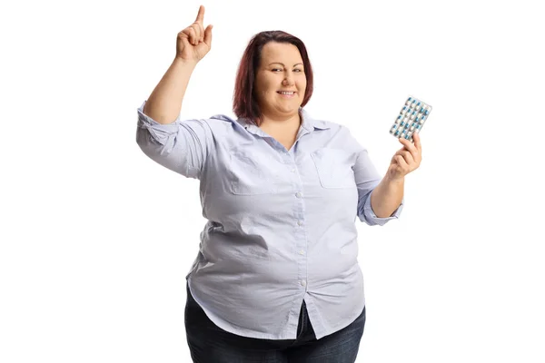 Избыточный Вес Женщина Держит Пакет Таблеток Указывая Изолированных Белом Фоне — стоковое фото