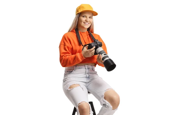Žena Fotograf Sedí Židli Drží Fotoaparát Izolované Bílém Pozadí — Stock fotografie