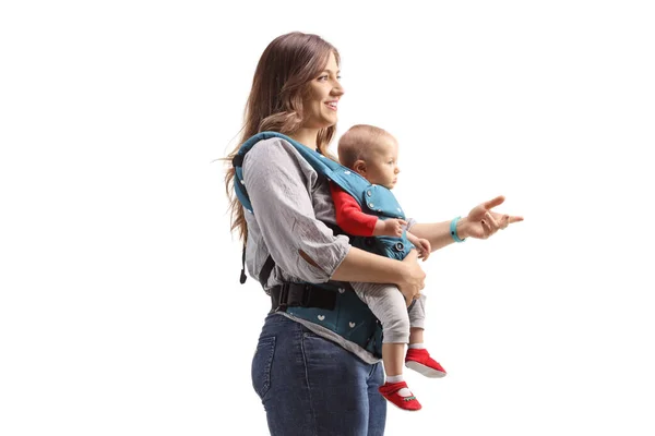 白地に孤立した運送人の赤ん坊と一緒に立っている母親のプロフィール — ストック写真