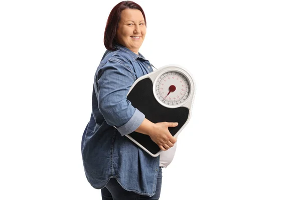Mujer Con Sobrepeso Sonriente Sosteniendo Una Escala Peso Aislada Sobre — Foto de Stock
