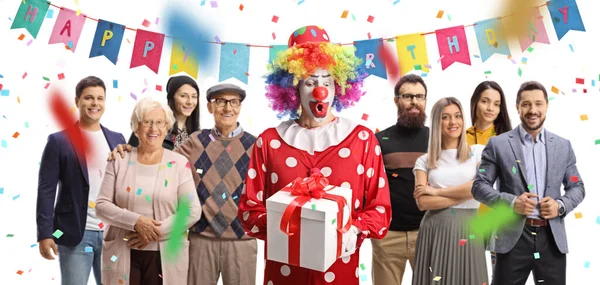 小丑在生日派对上举行了一个礼物 人们聚集在白色背景下孤身一人 — 图库照片