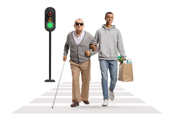 Joven Afroamericano Con Bolsas Abarrotes Caminando Con Anciano Ciego Cruce — Foto de Stock