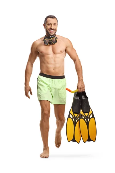 水着姿の若い男の完全な長さの肖像画でシュノーケリングフィンを保持し 白い背景に隔離された歩行ダイビングマスク — ストック写真