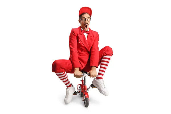 Lustiger Entertainer Auf Einem Kleinen Roten Fahrrad Auf Weißem Hintergrund — Stockfoto