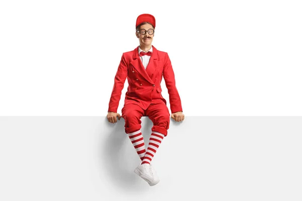 Underhållning Modell Röd Kostym Sitter Tom Panel Isolerad Vit Bakgrund — Stockfoto