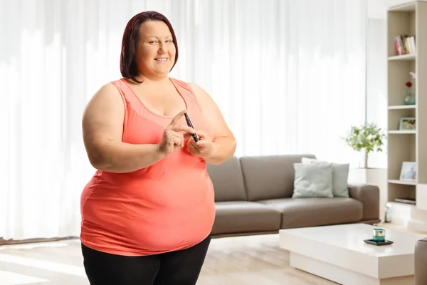 Übergewichtige Junge Frau Sticht Hause Wohnzimmer Mit Medizinischem Gerät Den — Stockfoto