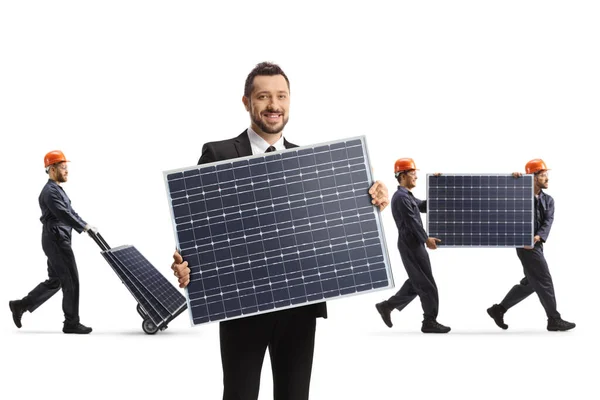 Manažer Výroby Solárních Panelů Pracovníky Nesoucími Panely Izolované Bílém Pozadí — Stock fotografie