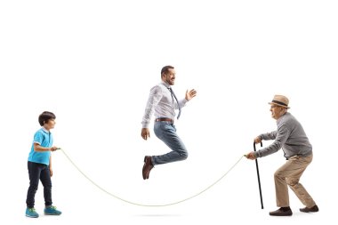 Beyaz arka planda izole edilmiş ip atlama oyunu oynayan bir çocuk, baba ve büyükbabanın tam boy profil çekimi.