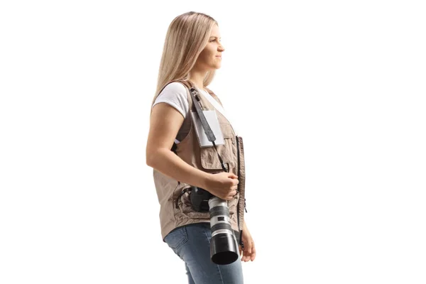 女性写真家のプロフィール写真歩くと白い背景に隔離されたプロのカメラを運ぶ — ストック写真
