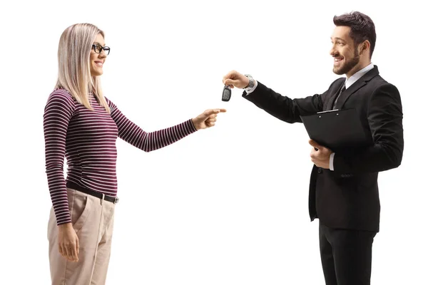 Geschäftsmann Gibt Autoschlüssel Junge Frau Auf Weißem Hintergrund — Stockfoto