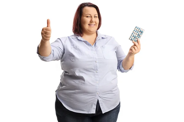 Žena Nadváhou Drží Balíček Pilulek Gesty Palce Nahoru Izolované Bílém — Stock fotografie