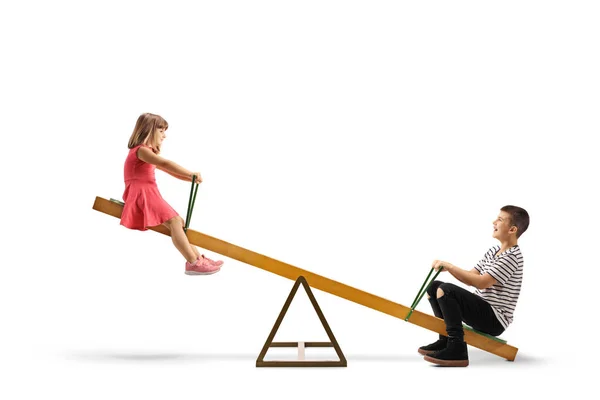 Kleines Mädchen Spielt Auf Einer Wippe Mit Einem Älteren Jungen — Stockfoto