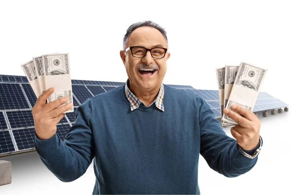 Emocionado Hombre Maduro Sosteniendo Montones Dinero Frente Una Granja Fotovoltaica — Foto de Stock