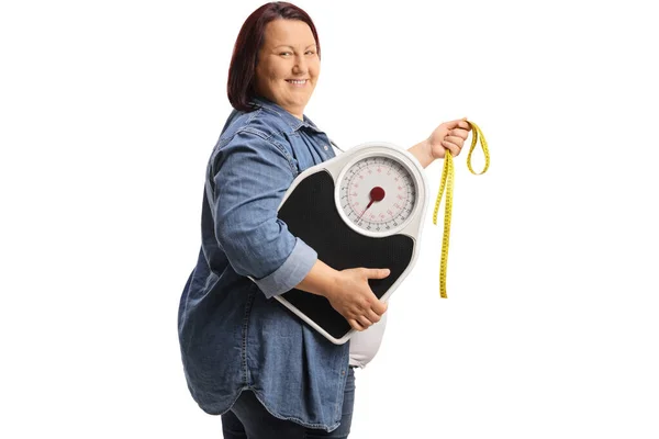 Улыбающаяся Женщина Избыточным Весом Держащая Весы Измерительную Ленту Белом Фоне — стоковое фото