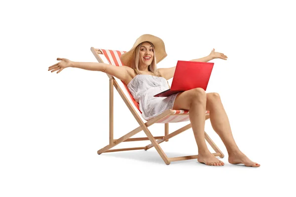 快乐的年轻女子坐在沙滩上的椅子上 膝上型电脑与白色背景隔离 — 图库照片
