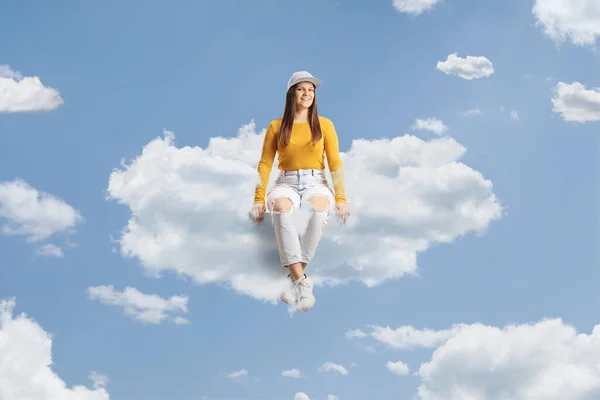 Mavi Gökyüzünde Bulutların Üzerinde Oturan Genç Modaya Uygun Bir Kadın — Stok fotoğraf