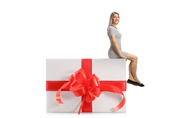 Junge Frau Sitzt Auf Einem Großen Geschenkkarton Isoliert Auf Weißem — Stockfoto