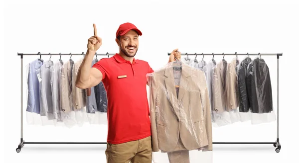 Arbeiter Einer Reinigungsfirma Halten Einen Anzug Auf Einem Kleiderbügel Mit — Stockfoto