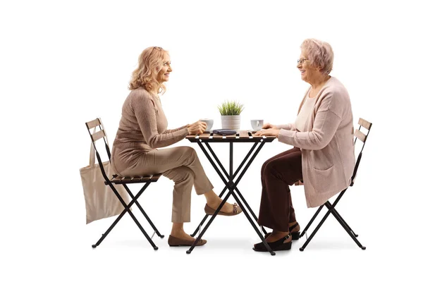 Пожилая Молодая Женщина Сидящая Столом Выпивая Чашку Кофе Изолированная Белой — стоковое фото