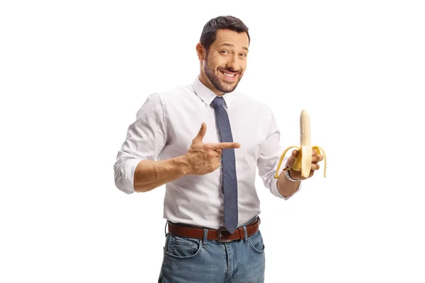 快乐的年轻职业男子拿着香蕉 用白色背景指著孤零零的人 — 图库照片