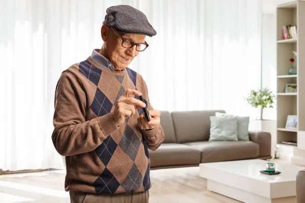 Senior Man Poking Finger Insulin Pen Home Living Room — Stock Photo, Image