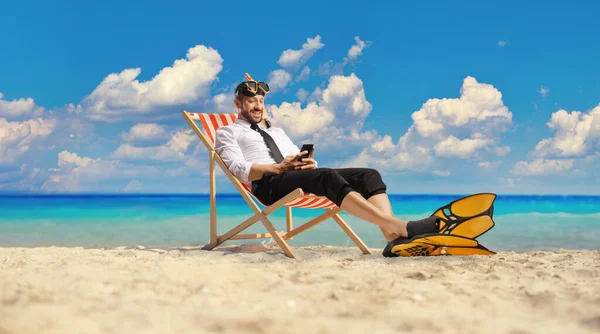 Businessman Snorkelling Fins Mask Sitting Bech Chair Sea Typing Smartphone — Stok fotoğraf