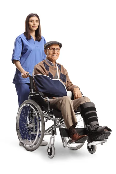 Hemşire ve yaralı yetişkin bir hasta, beyaz arka planda izole edilmiş tekerlekli sandalyede. 