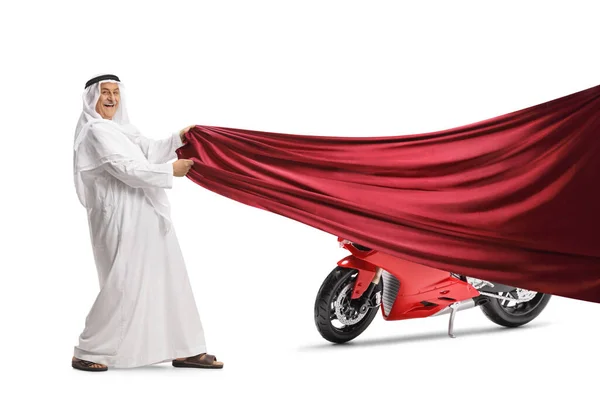 Arabe Vêtements Traditionnels Tirant Morceau Tissu Rouge Devant Une Moto — Photo