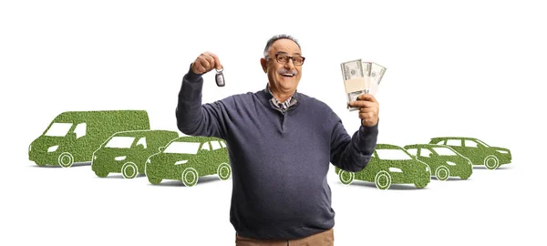 Lachende Volwassen Man Met Een Autosleutel Stapels Geld Voorkant Van — Stockfoto