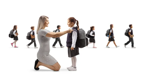 Madre Che Aiuta Figlia Prepararsi Scuola Altri Bambini Che Camminano — Foto Stock