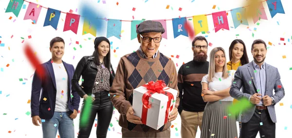Älterer Mann Feiert Geburtstag Mit Freunden Und Familie Auf Einer — Stockfoto