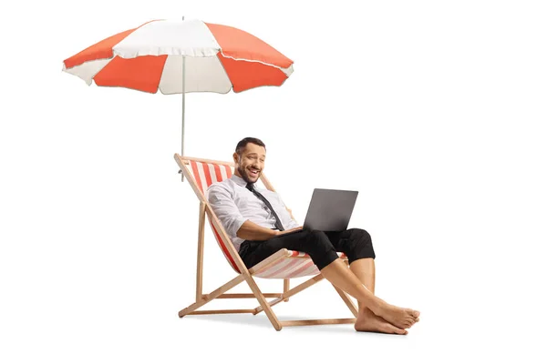 Empresário Uma Cadeira Praia Sob Guarda Chuva Usando Computador Portátil — Fotografia de Stock