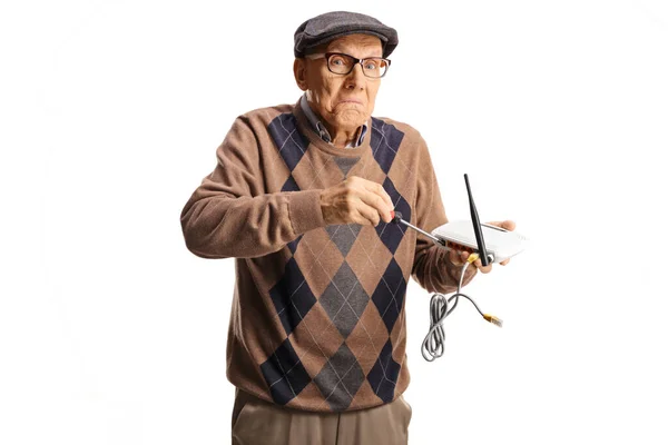 Забавный Старик Пытается Починить Маршрутизатор Отверткой Изолированной Белом Фоне — стоковое фото