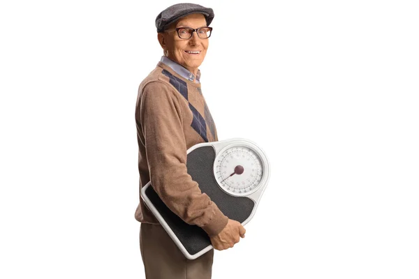 Ηλικιωμένος Άνδρας Κρατώντας Μια Κλίμακα Βάρους Και Χαμογελώντας Απομονωμένος Λευκό — Φωτογραφία Αρχείου