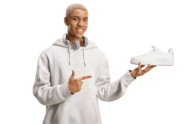 Cool Afrikaans Amerikaanse Kerel Met Een Witte Sneakers Wijzen Geïsoleerd — Stockfoto