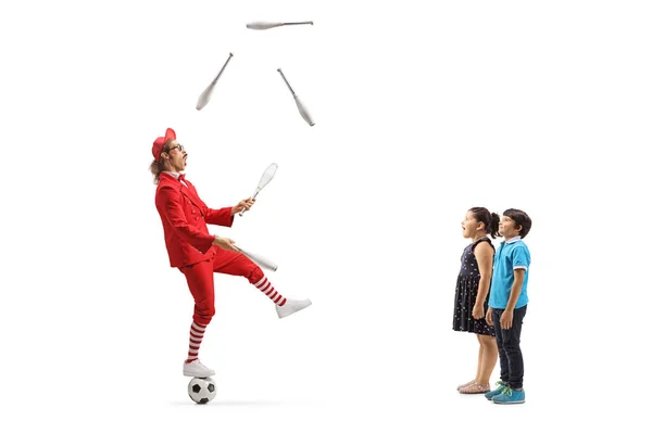 Barn Tittar Man Röd Kostym Stående Fotboll Och Jonglering Isolerad — Stockfoto