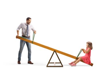 Babası beyaz arka planda izole edilmiş bir tahterevallinin üzerinde sallanan kızı.