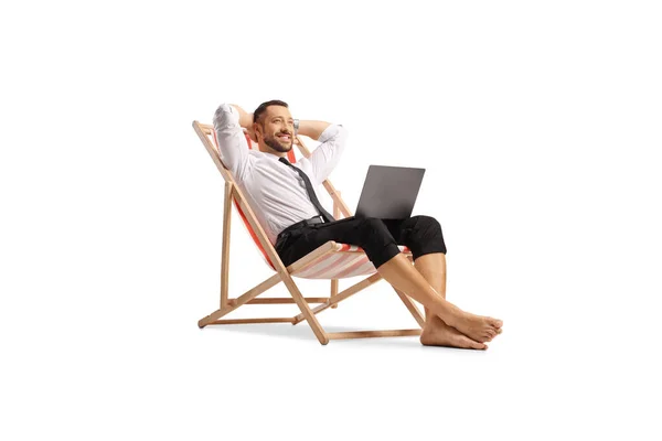 Empresário Trabalhando Remotamente Sentado Uma Cadeira Praia Com Computador Portátil — Fotografia de Stock