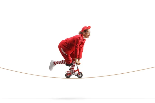 Artista Traje Rojo Montando Una Pequeña Bicicleta Sobre Una Cuerda —  Fotos de Stock