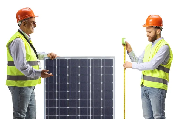 Inženýři Měření Solárního Panelu Izolované Bílém Pozadí — Stock fotografie