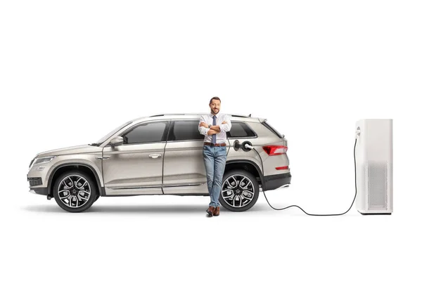 Full Length Portrait Man Leaning Suv Plugged Electric Vehicle Charging — Stock Photo, Image