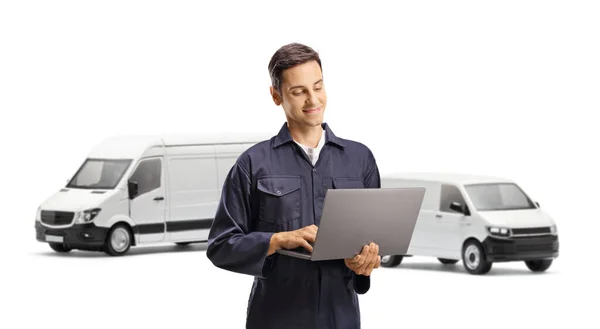 Werknemer Uniform Met Laptop Voor Bestelwagens Geïsoleerd Witte Achtergrond — Stockfoto